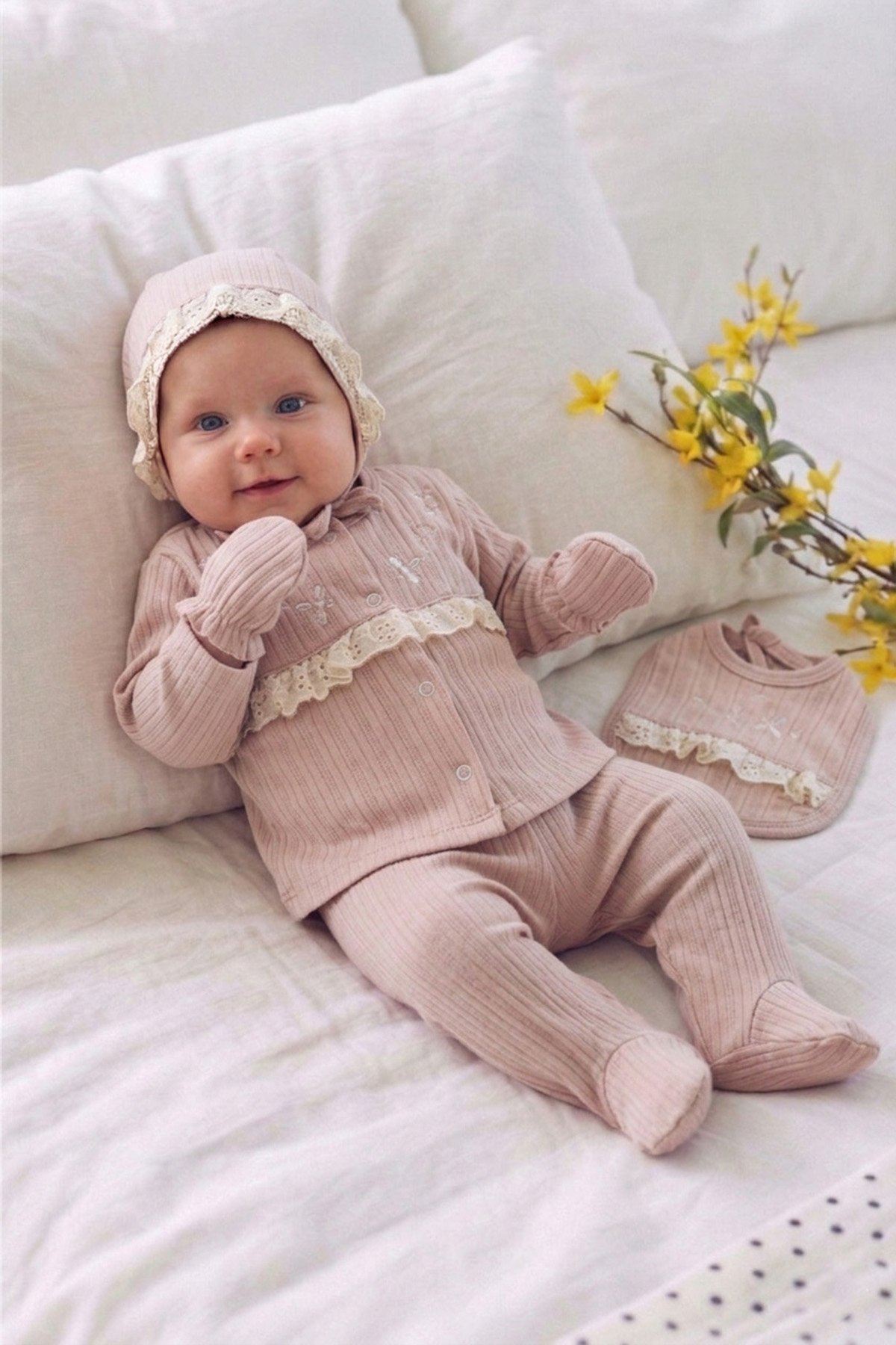 Baby Turp Kaşkorse Güpür Detaylı Yusufçuk Nakışlı Kutulu 5'li Kız Yenidoğan Hastane Çıkışı Seti