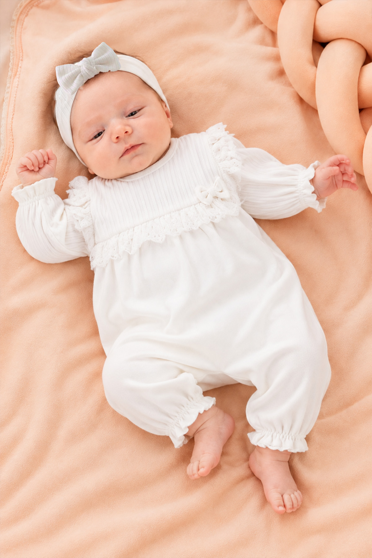 Kız Bebek Ekru Fitilli Fırfır Detaylı Tulum Ve Fiyonklu Saç Bandı Takımı