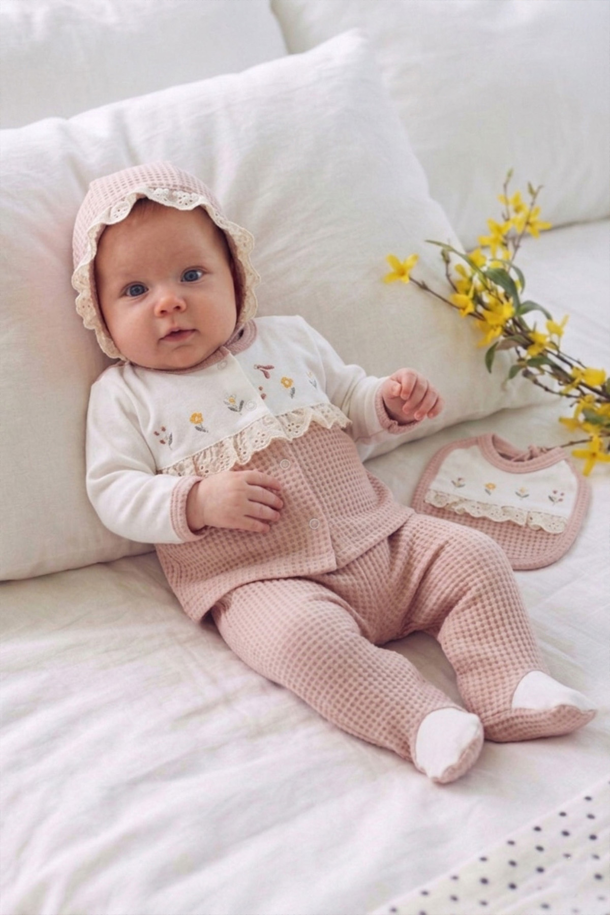 Baby Turp Waffle Dokulu Çiçek Nakışlı Güpür Detaylı Kutulu 5'li Kız Yenidoğan Hastane Çıkışı Seti