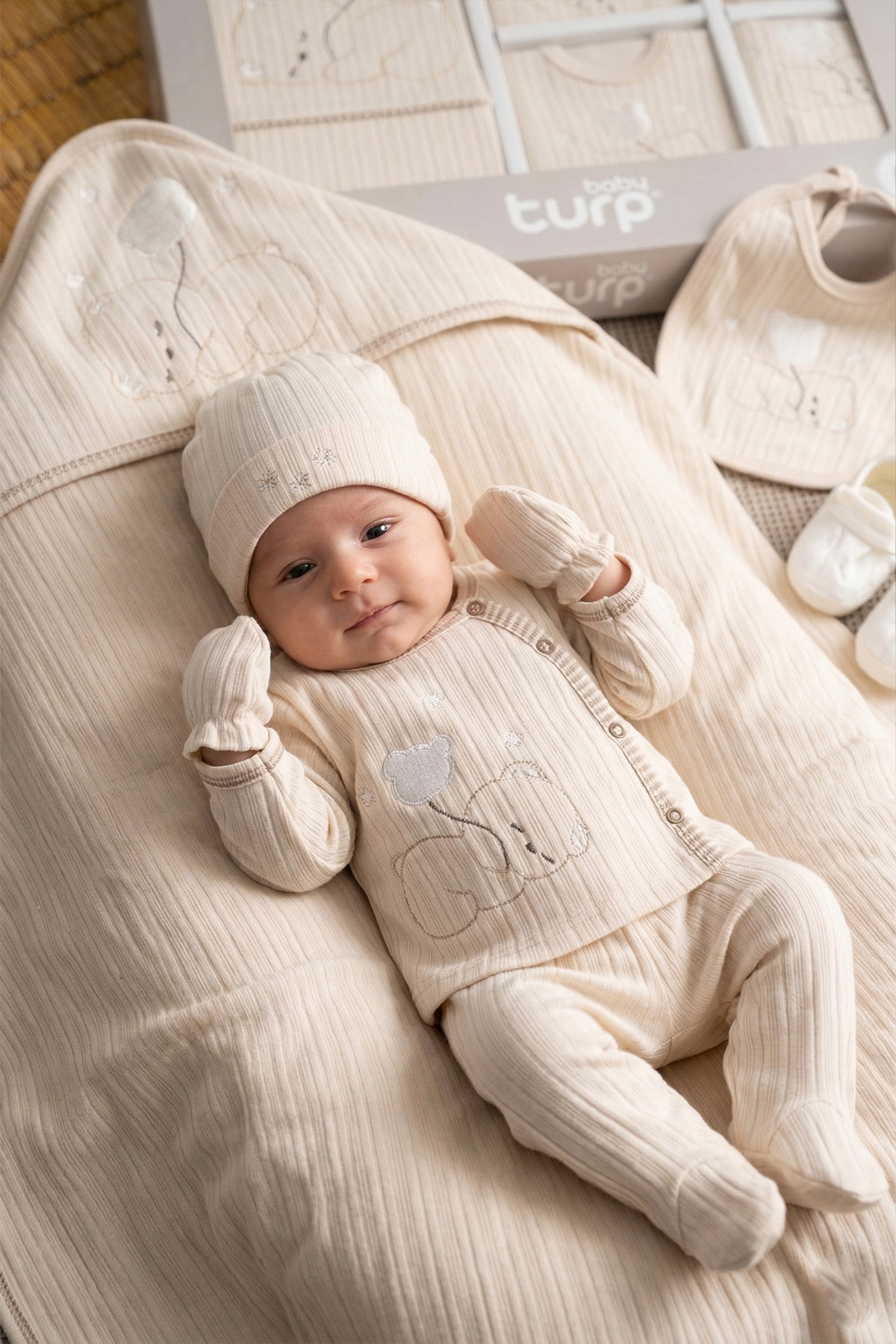 Unisex Ekru 10'lu Fitilli Ayıcık Nakışlı Özel Kutulu Hastane Çıkışı Seti