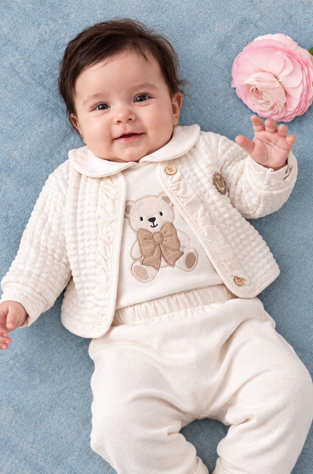 Rocha Bebek Krem Kabartma Kapitona 3’lü Takım - Ayıcık Nakışlı ve Çiçek Düğmeli Fırfırlı Ceketli Set